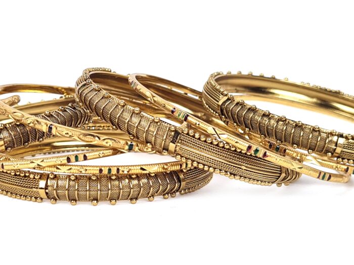 Conjunto de 10 pulseiras indianas douradas mistas Elegância Maharani