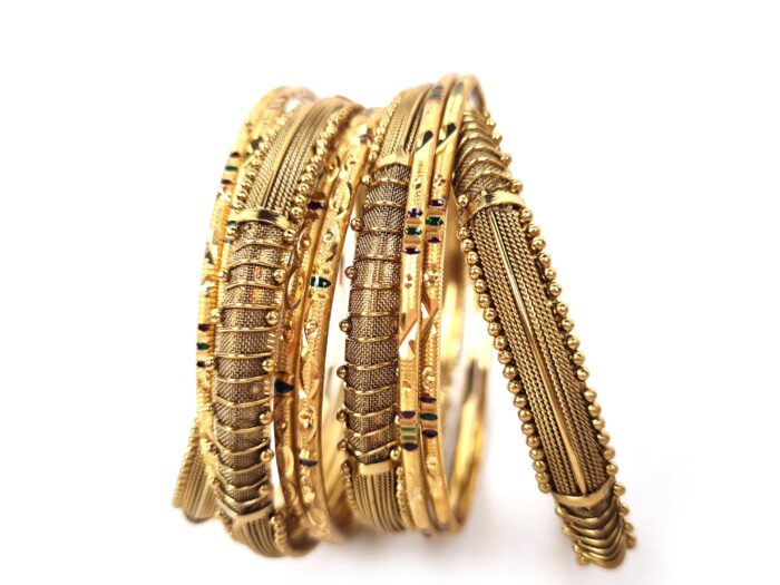 Conjunto de 10 pulseiras indianas douradas mistas Elegância Maharani