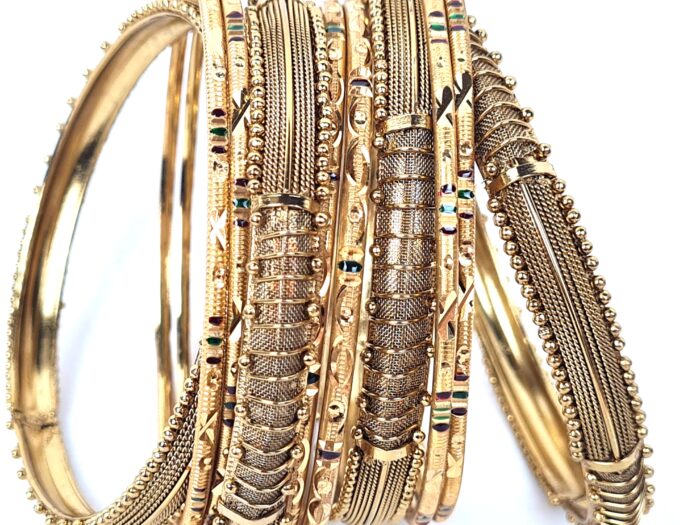 Conjunto de 10 pulseiras indianas douradas mistas Elegância Maharani