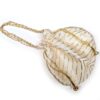 Bolsa indiana de festa de tecido bordado creme com alça de pérolas