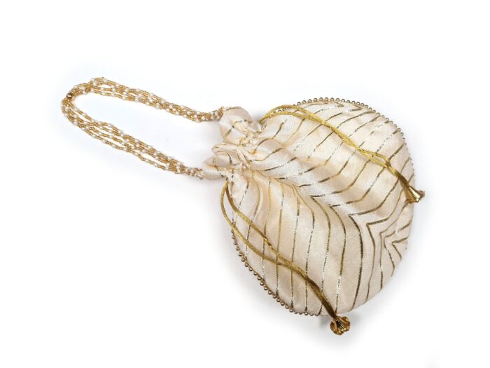 Bolsa indiana de festa de tecido bordado creme com alça de pérolas