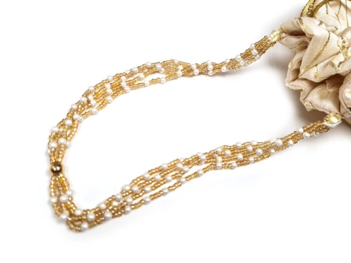 Bolsa indiana de festa de tecido bordado creme com alça de pérolas