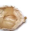 Bolsa indiana de festa de tecido bordado creme com alça de pérolas