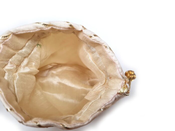 Bolsa indiana de festa de tecido bordado creme com alça de pérolas