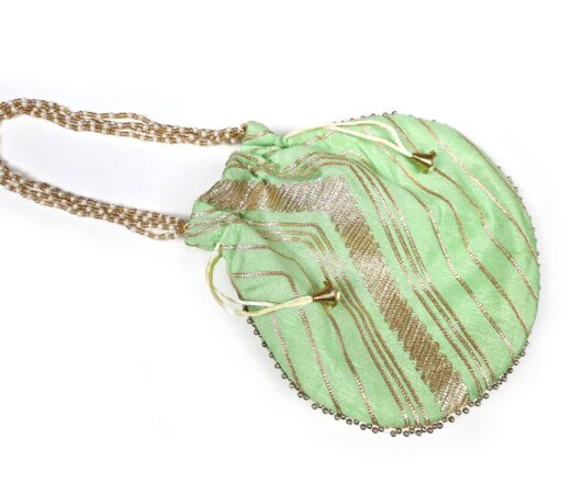 Bolsa indiana de festa de tecido bordado verde com alça de pérolas
