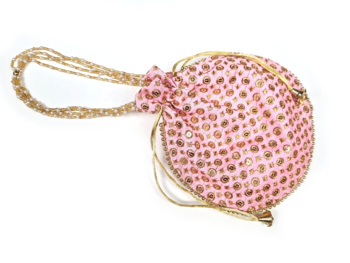 Bolsa indiana de festa de tecido bordado rosa com alça de pérolas