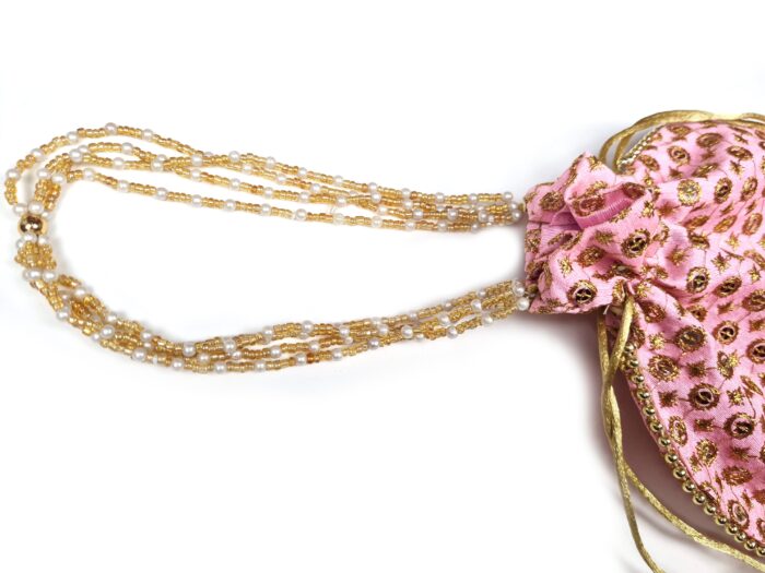 Bolsa indiana de festa de tecido bordado rosa com alça de pérolas