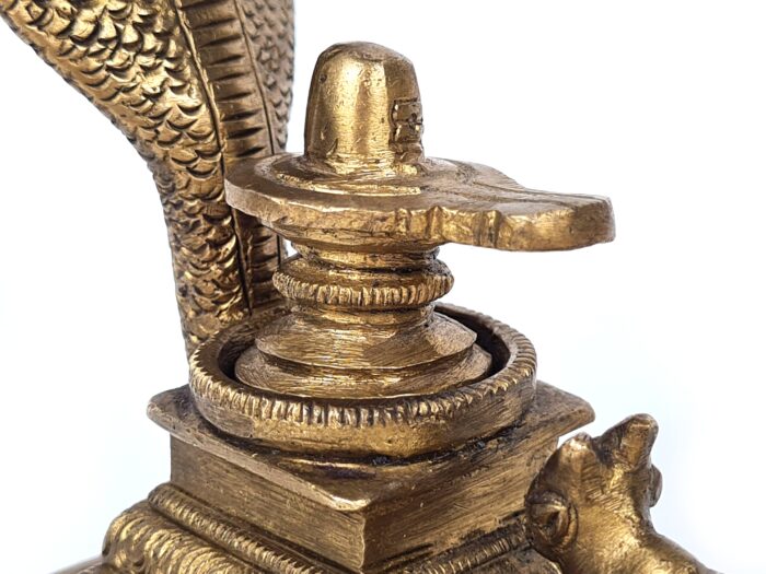 Shiva Lingam com cobra de 5 cabeças e Nandi para adoração ao Senhor Shiva