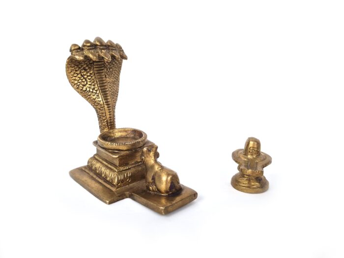 Shiva Lingam com cobra de 5 cabeças e Nandi para adoração ao Senhor Shiva