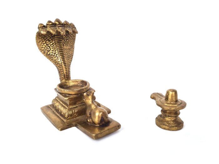 Shiva Lingam com cobra de 5 cabeças e Nandi para adoração ao Senhor Shiva