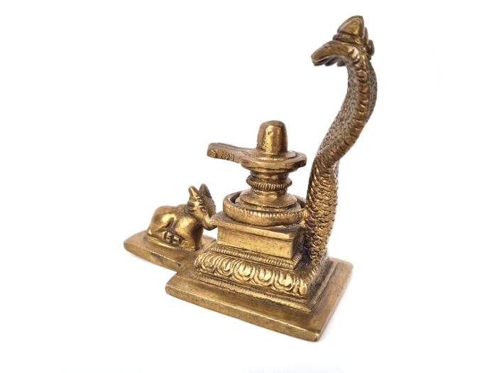 Shiva Lingam com cobra de 5 cabeças e Nandi para adoração ao Senhor Shiva