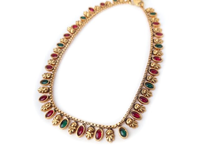 Tornozeleira indiana Lakshmi Anklet dourada com pedrarias