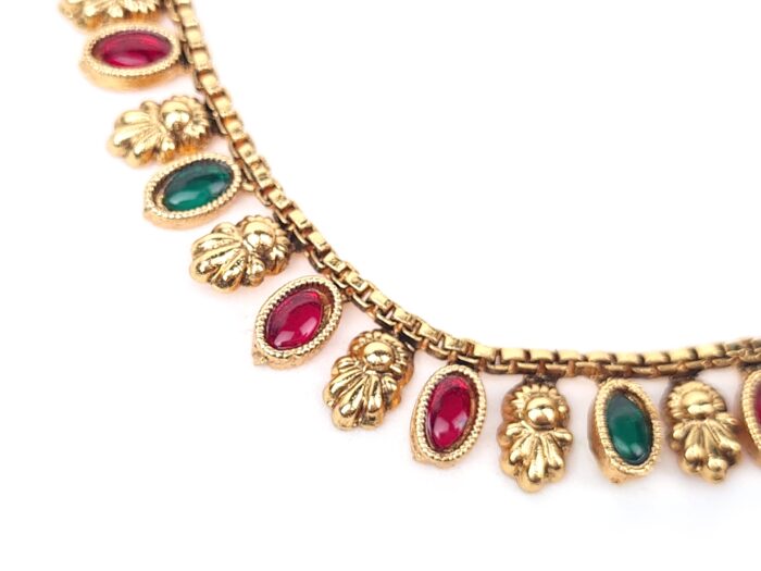 Tornozeleira indiana Lakshmi Anklet dourada com pedrarias