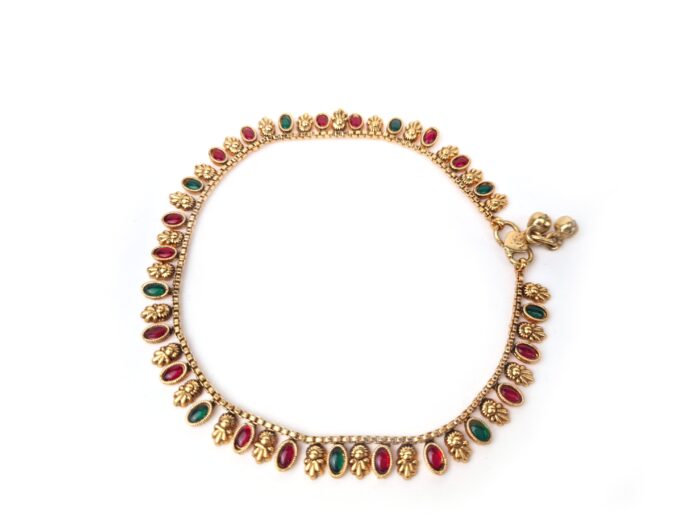 Tornozeleira indiana Lakshmi Anklet dourada com pedrarias