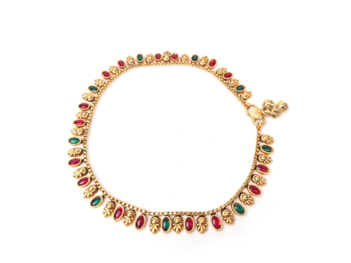 Tornozeleira Lakshmi, dourada com pedrarias verdes e vermelho rubi