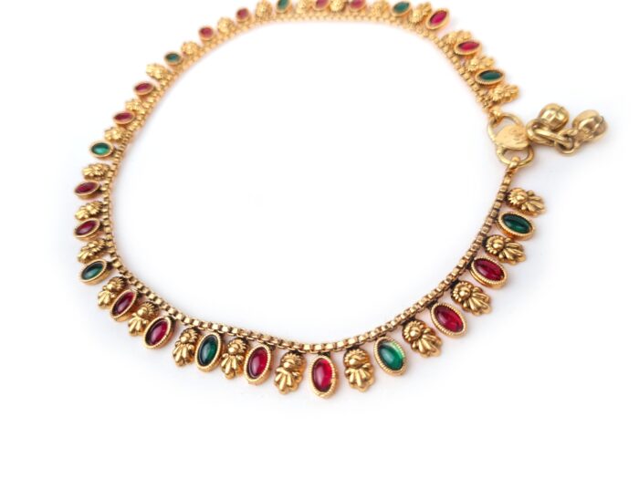 Tornozeleira indiana Lakshmi Anklet dourada com pedrarias