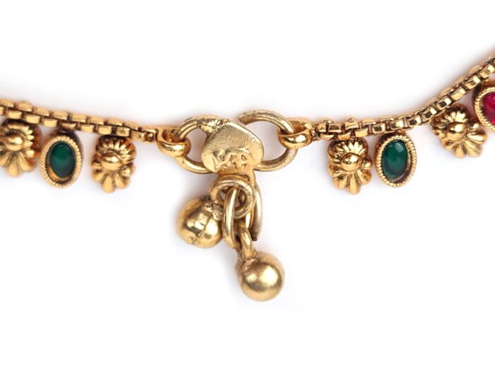 Tornozeleira indiana Lakshmi Anklet dourada com pedrarias