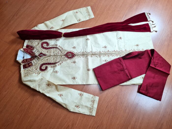 Sherwani bordado com dupatta vinho