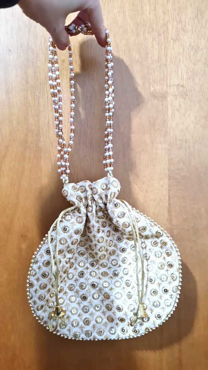 Bolsa indiana de saco creme com florais bordados dourados alça de pérolas