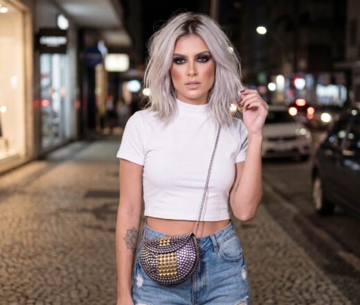 Bolsa indiana de metal prateada com detalhes dourados