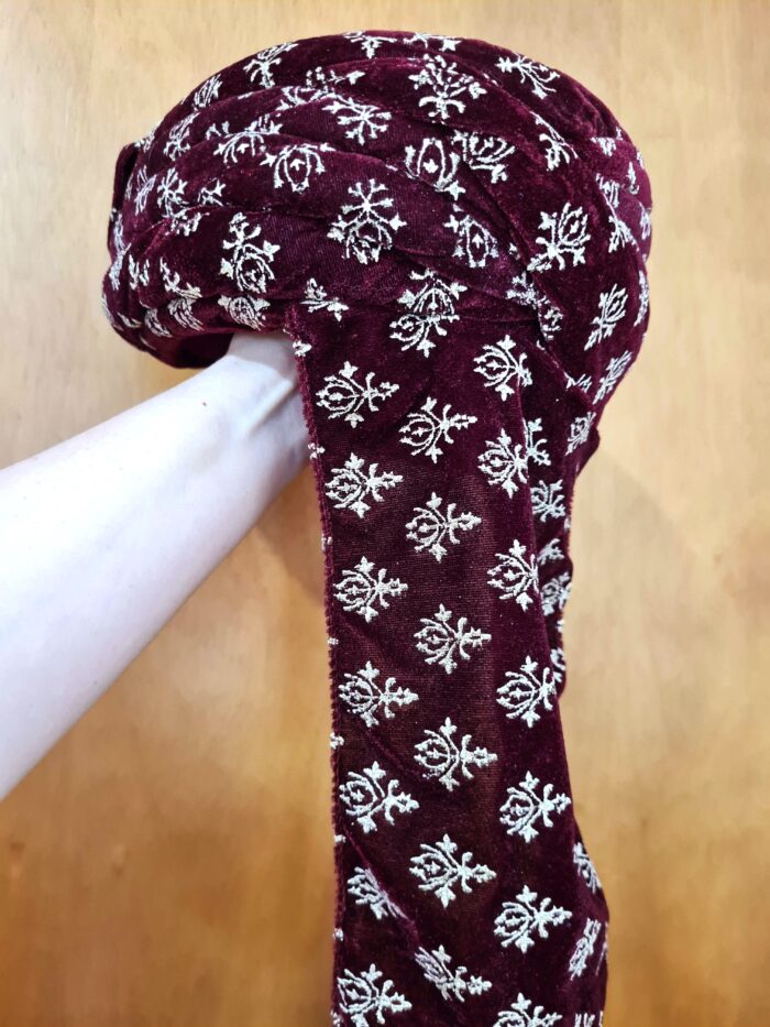 Turbante indiano masculino pronto para uso vinho e dourado com pedrarias