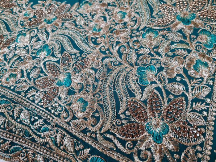 Sari indiano de seda com bordados e pedras dourados Mayura