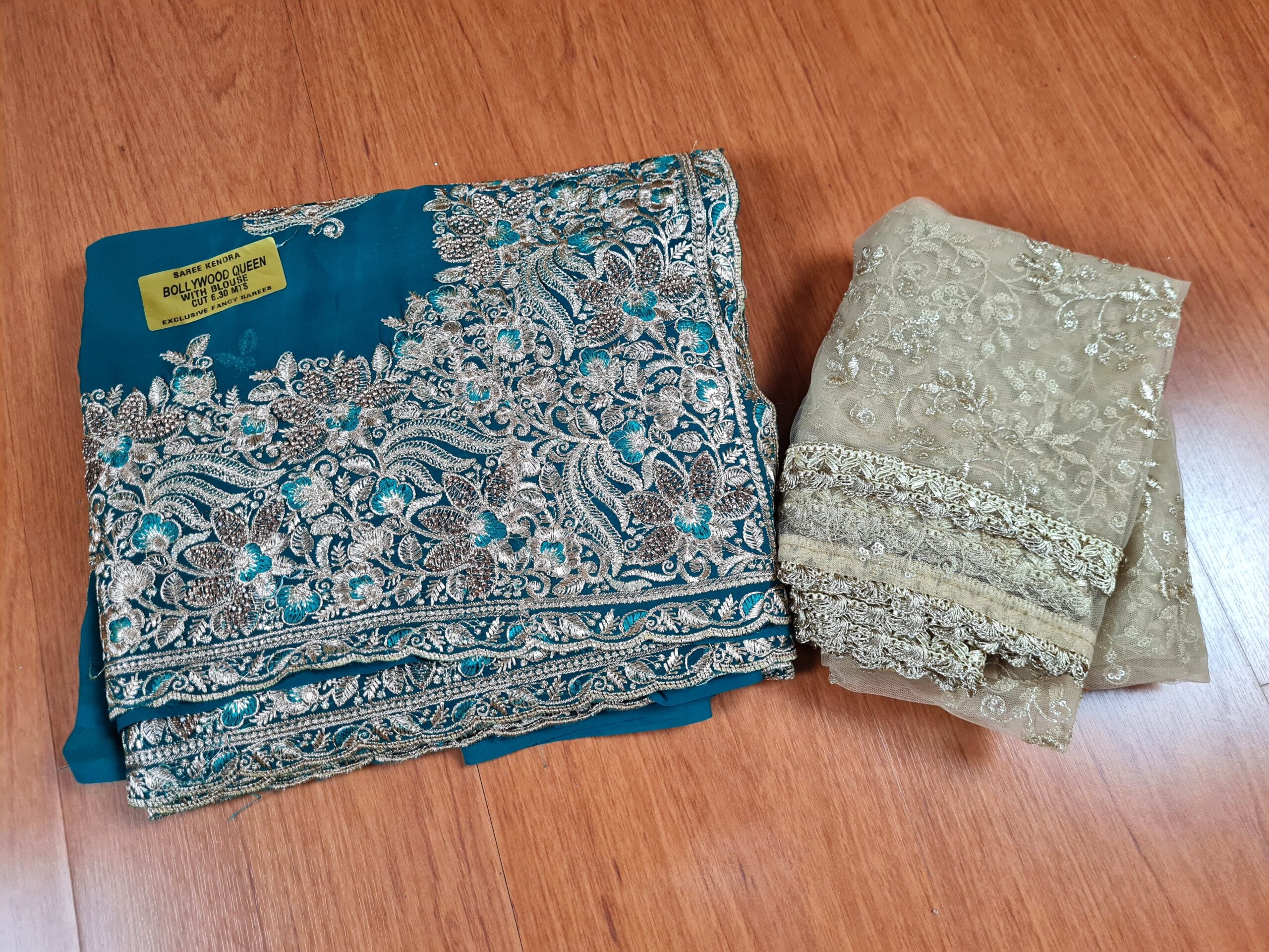 Sari indiano de seda com bordados e pedras dourados e dupatta bordada