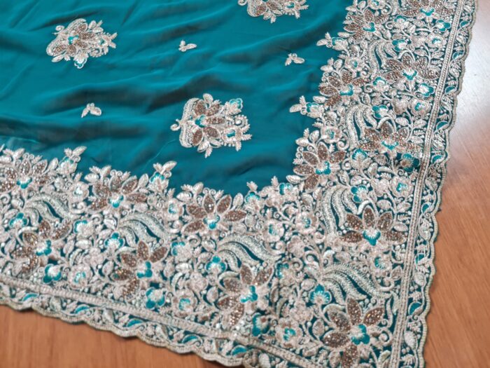 Sari indiano de seda com bordados e pedras dourados Mayura