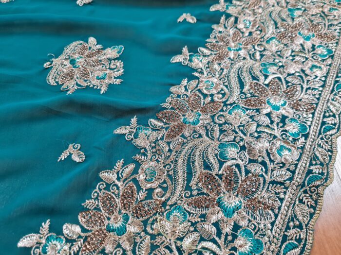 Sari indiano de seda com bordados e pedras dourados Mayura