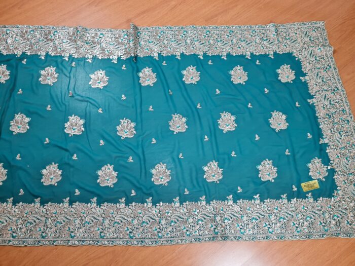 Sari indiano de seda com bordados e pedras dourados Mayura