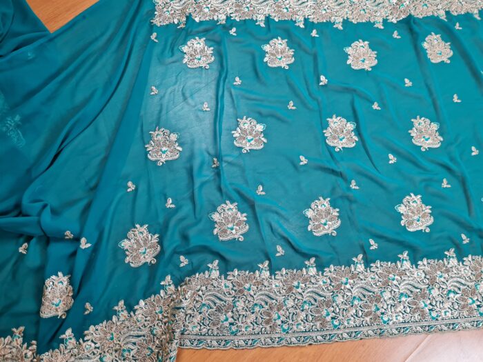 Sari indiano de seda com bordados e pedras dourados Mayura