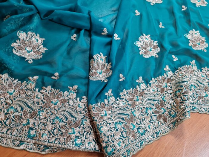 Sari indiano de seda com bordados e pedras dourados Mayura