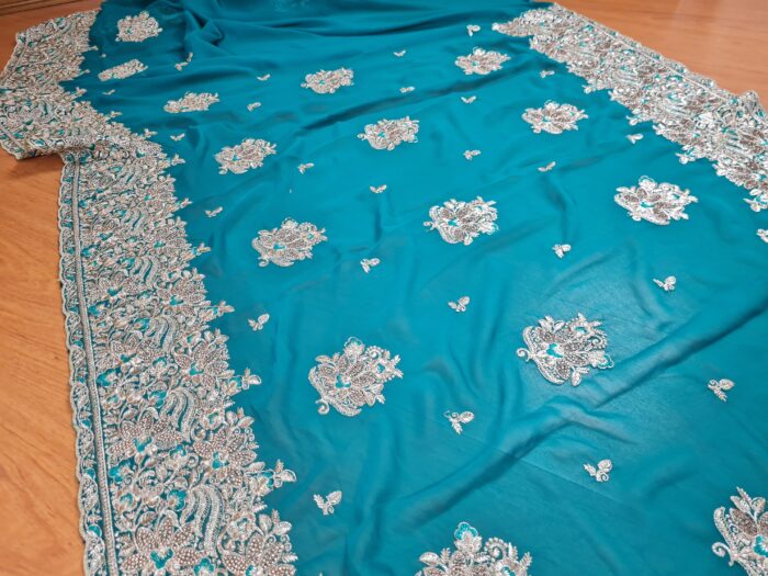 Sari indiano de seda com bordados e pedras dourados Mayura
