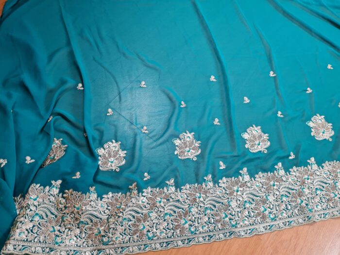 Sari indiano de seda com bordados e pedras dourados Mayura