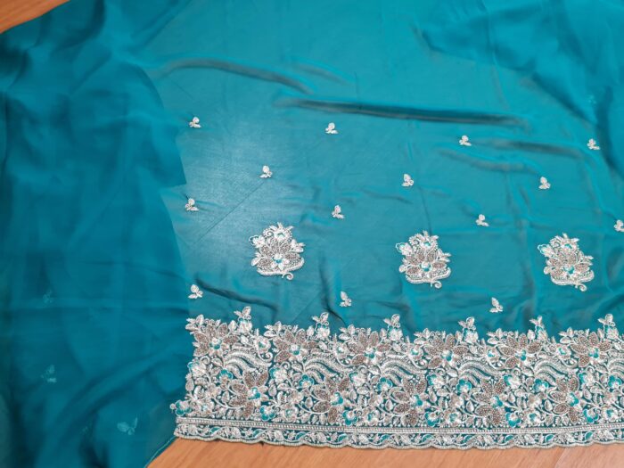Sari indiano de seda com bordados e pedras dourados Mayura