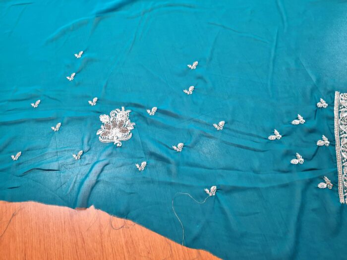Sari indiano de seda com bordados e pedras dourados Mayura