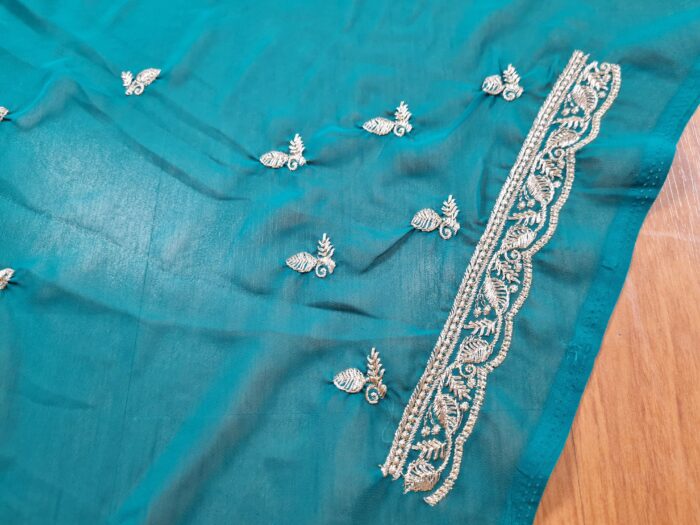 Sari indiano de seda com bordados e pedras dourados Mayura
