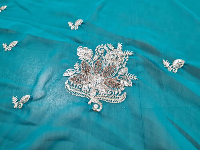 Sari indiano de seda com bordados e pedras dourados Mayura