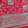 Sari indiano de seda vermelho com bordados dourados e detalhes com cores