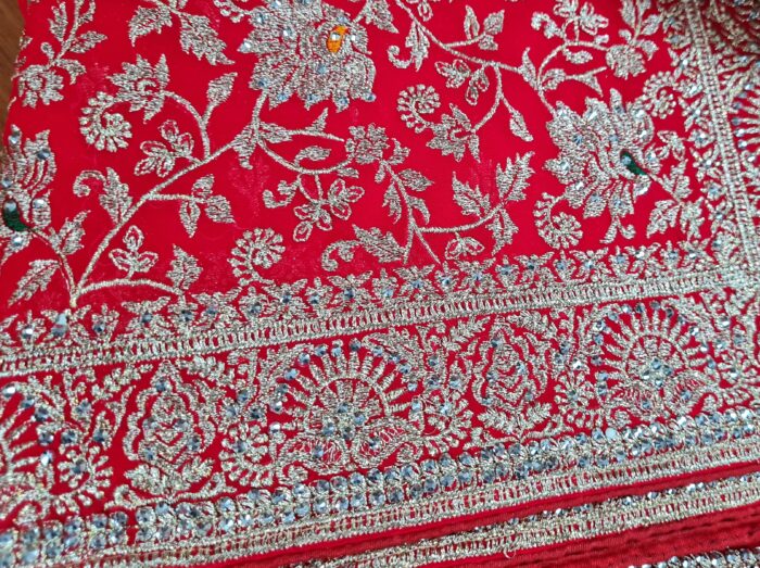 Sari indiano de seda vermelho com bordados dourados e detalhes com cores