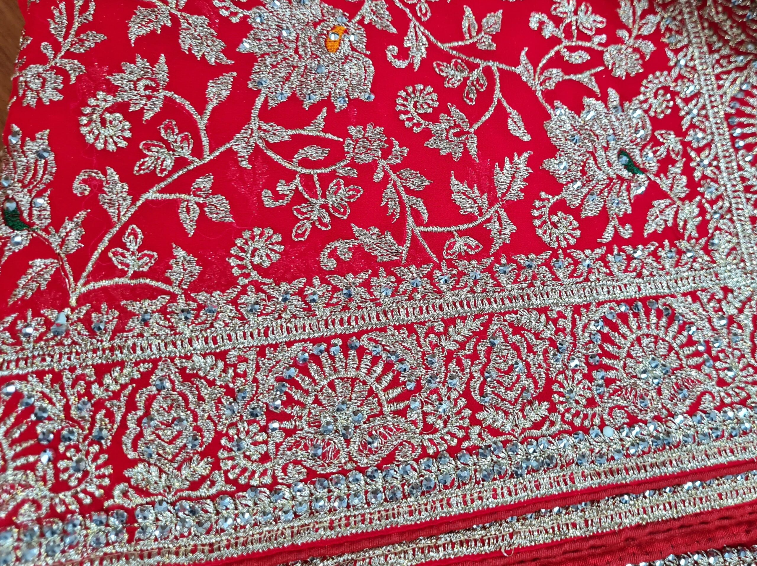Sari indiano de seda vermelho com bordados dourados e detalhes com cores