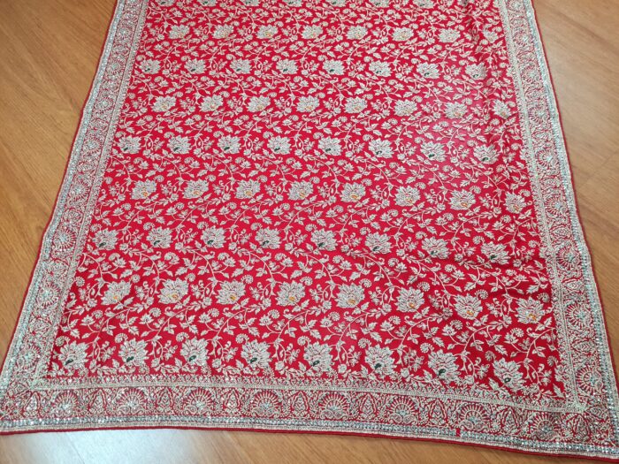 Sari indiano de seda vermelho com bordados dourados e detalhes com cores