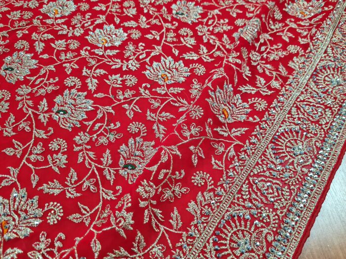 Sari indiano de seda vermelho com bordados dourados e detalhes com cores