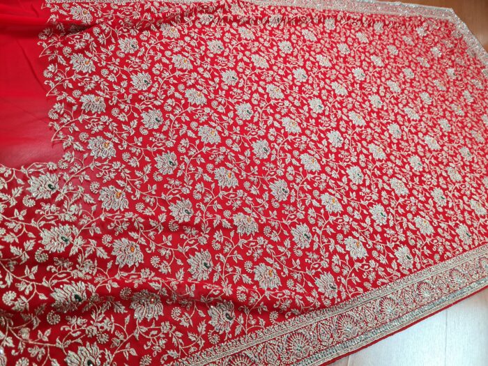 Sari indiano de seda vermelho com bordados dourados e detalhes com cores