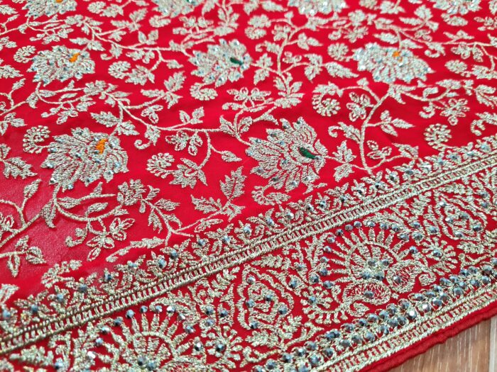 Sari indiano de seda vermelho com bordados dourados e detalhes com cores