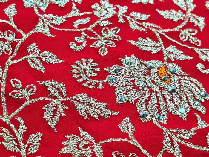 Sari indiano de seda vermelho com bordados dourados e detalhes com cores