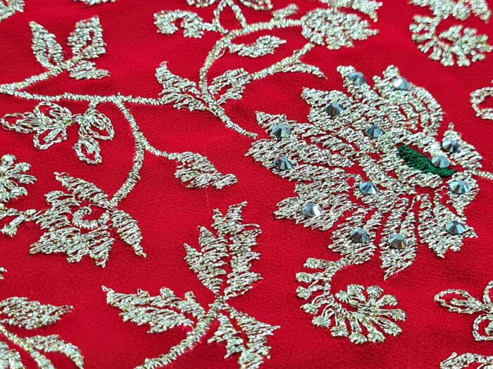 Sari indiano de seda vermelho com bordados dourados e detalhes com cores