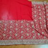 Sari indiano de seda vermelho com bordados dourados e detalhes com cores