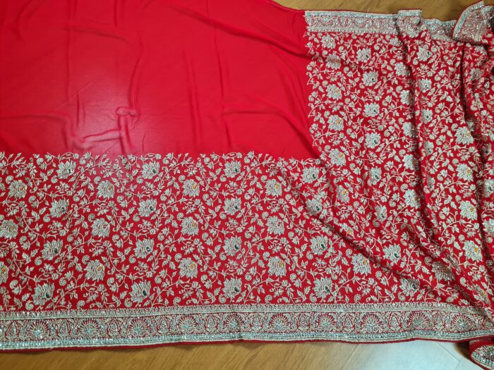 Sari indiano de seda vermelho com bordados dourados e detalhes com cores