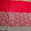 Sari indiano de seda vermelho com bordados dourados e detalhes com cores